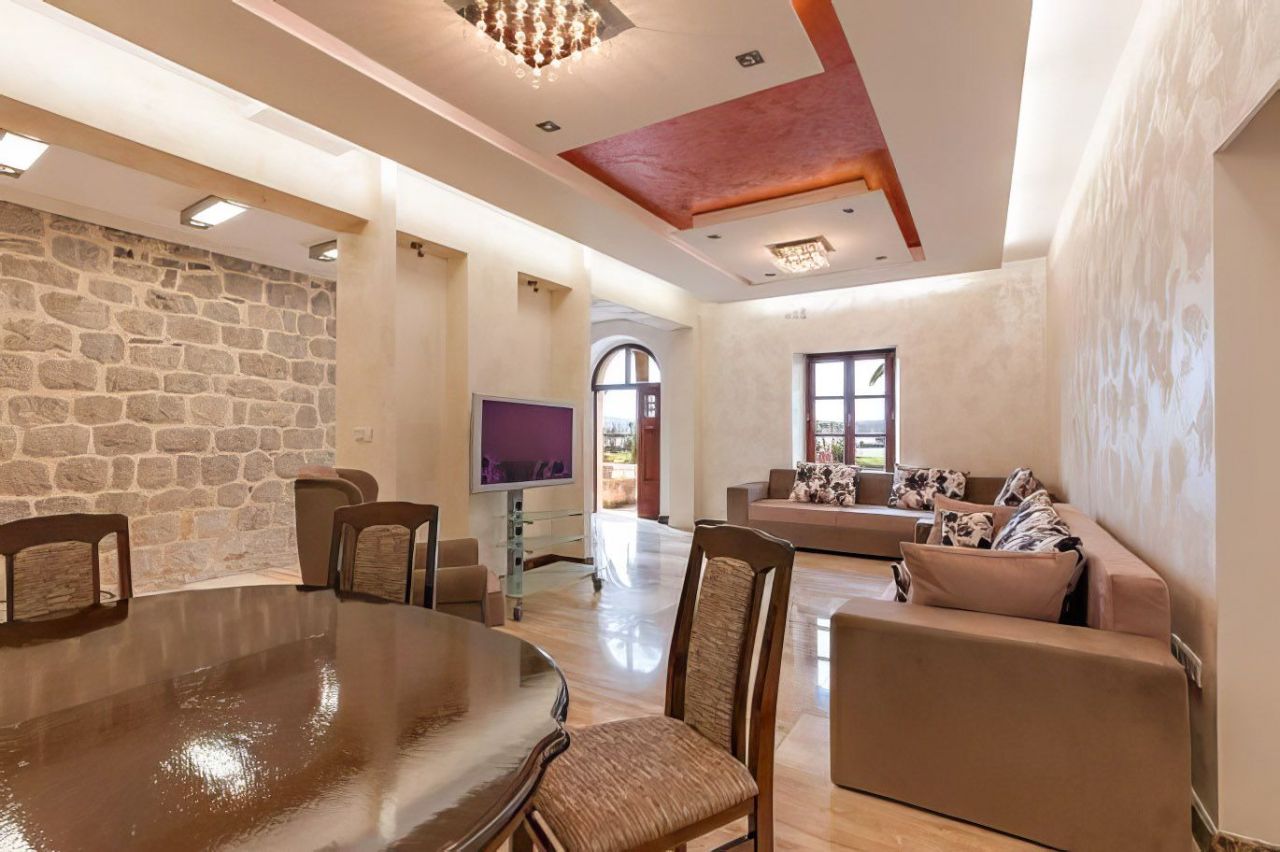 Appartement à Tivat, Monténégro, 68 m² - image 1
