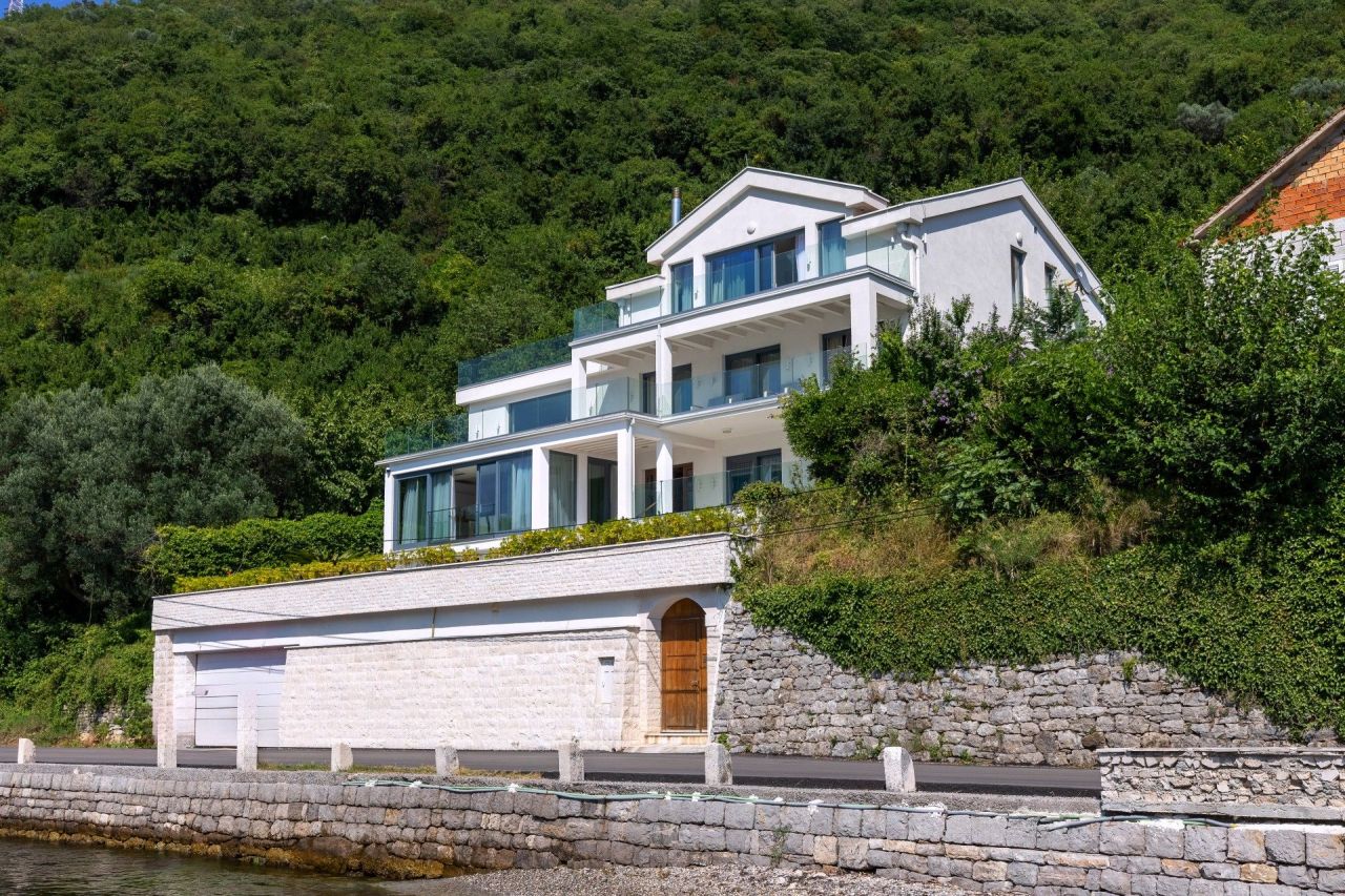 Villa in Lepetane, Montenegro, 423 m² - Foto 1