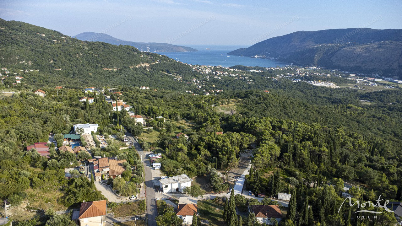 Terreno en Herceg-Novi, Montenegro, 1 830 m² - imagen 1