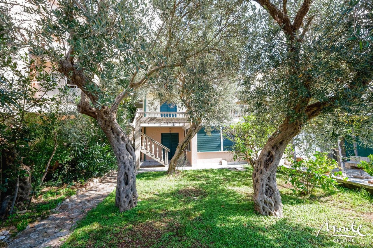 Villa à Sveti Stefan, Monténégro, 197 m² - image 1