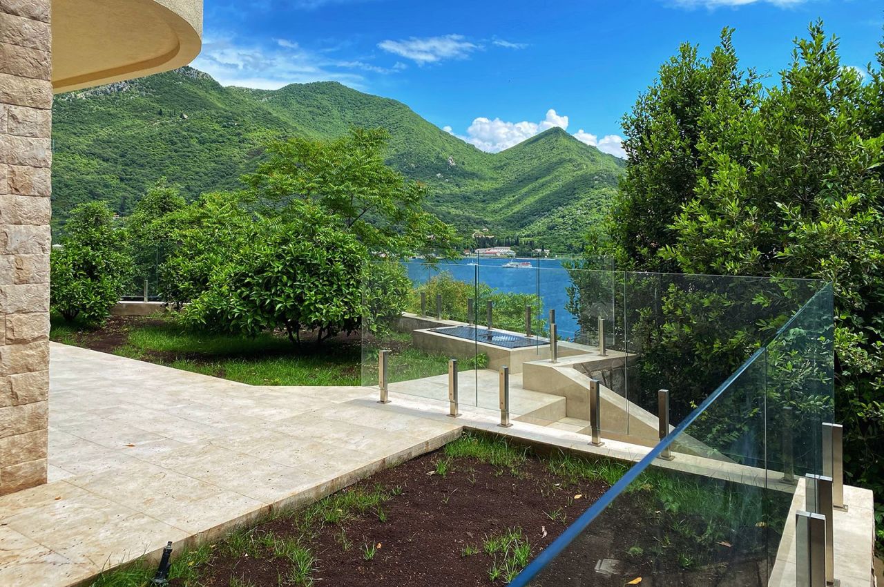 Apartment in Kamenari, Montenegro, 59.46 m² - picture 1
