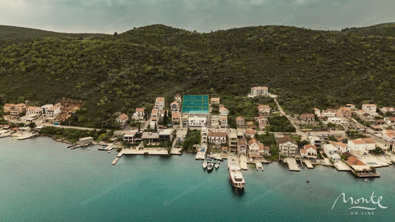 Land in Tivat, Montenegro, 1 620 m² - picture 1