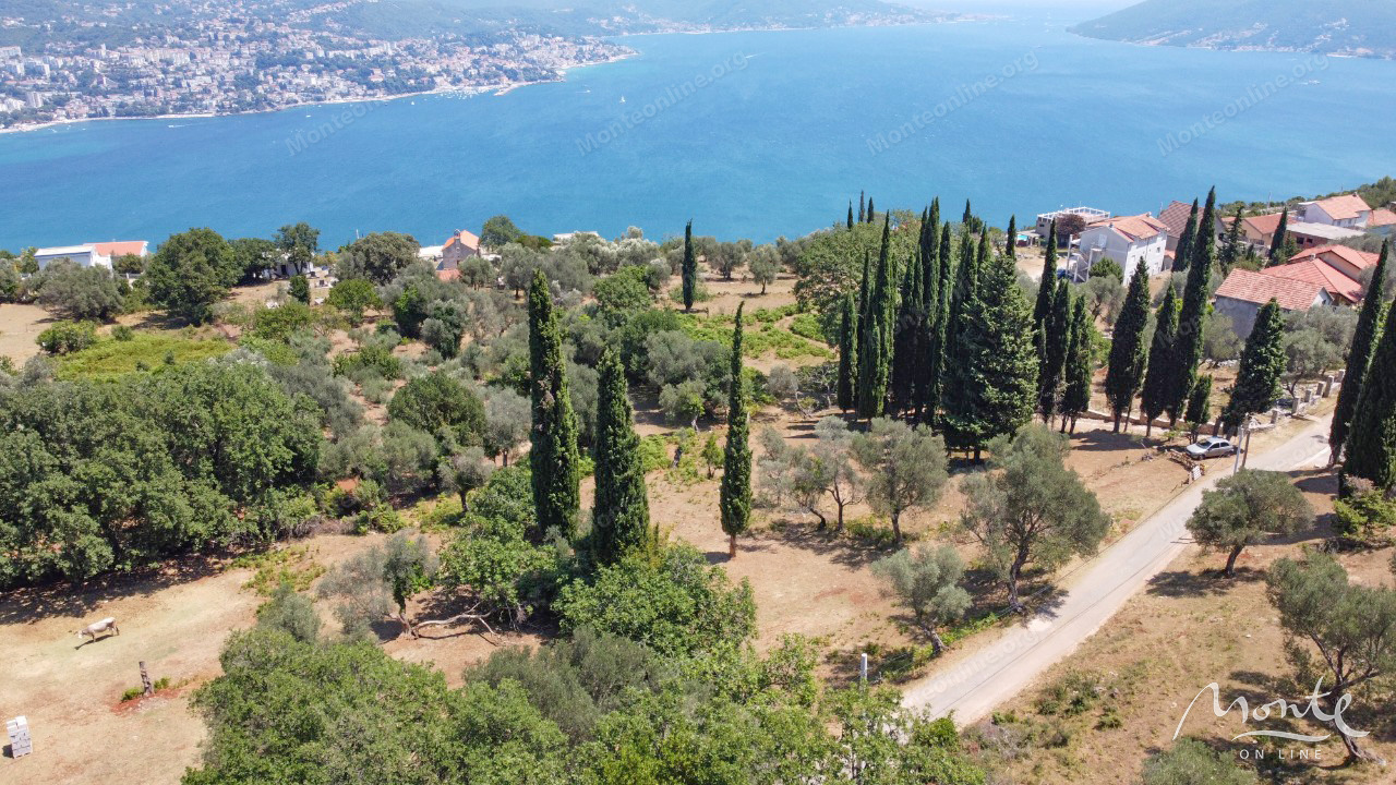 Terreno en Herceg-Novi, Montenegro, 2 391 m² - imagen 1