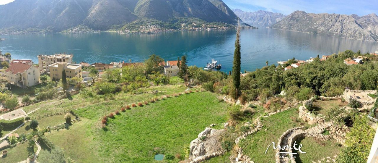 Terreno en Dobrota, Montenegro, 3 060 m² - imagen 1