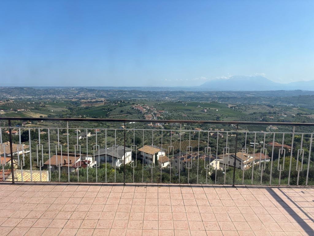 Casa adosada en Citta Sant'Angelo, Italia, 176 m² - imagen 16