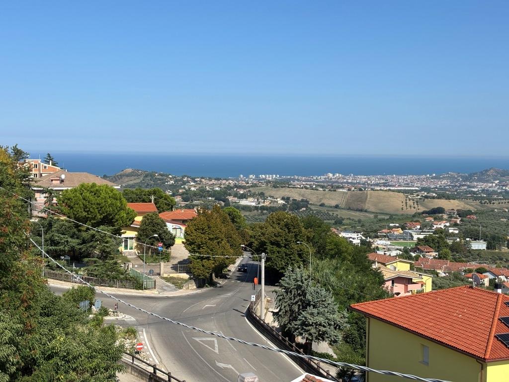 Casa adosada en Citta Sant'Angelo, Italia, 176 m² - imagen 2