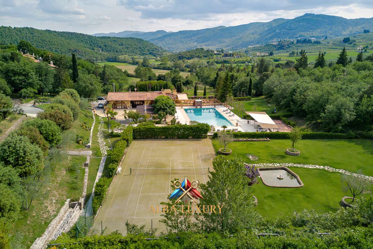 Villa Via di Moriano, Italy, 1 164 m² - picture 1