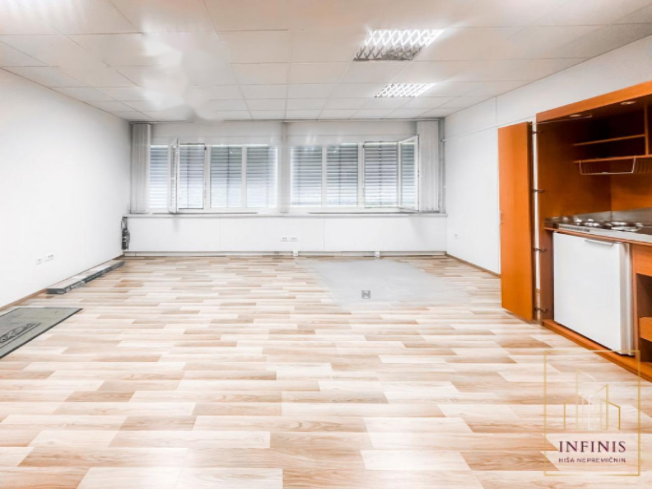 Oficina en Liubliana, Eslovenia, 64 m² - imagen 4