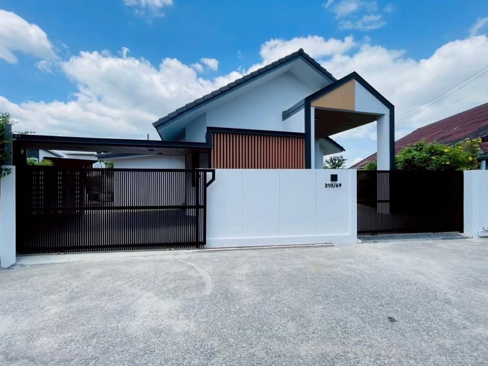 House in Phuket, Thailand, 200 m² - picture 1