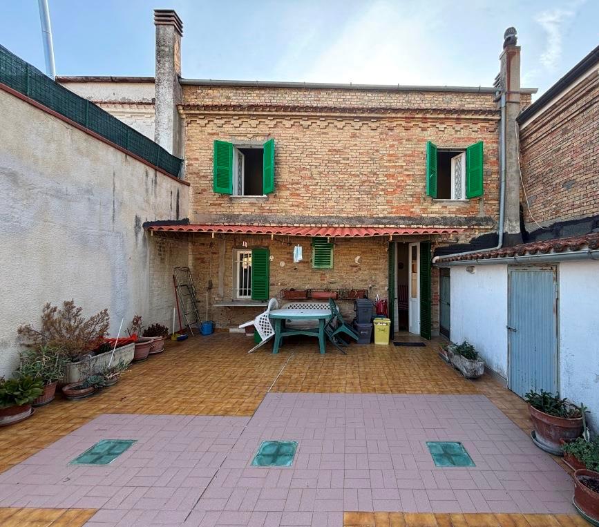 Maison urbaine à Citta Sant'Angelo, Italie, 163 m² - image 1