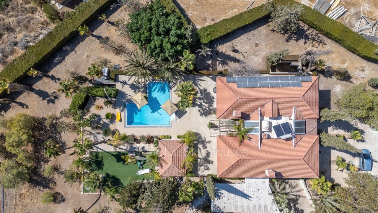 Villa in Limassol, Cyprus, 500 m² - picture 1