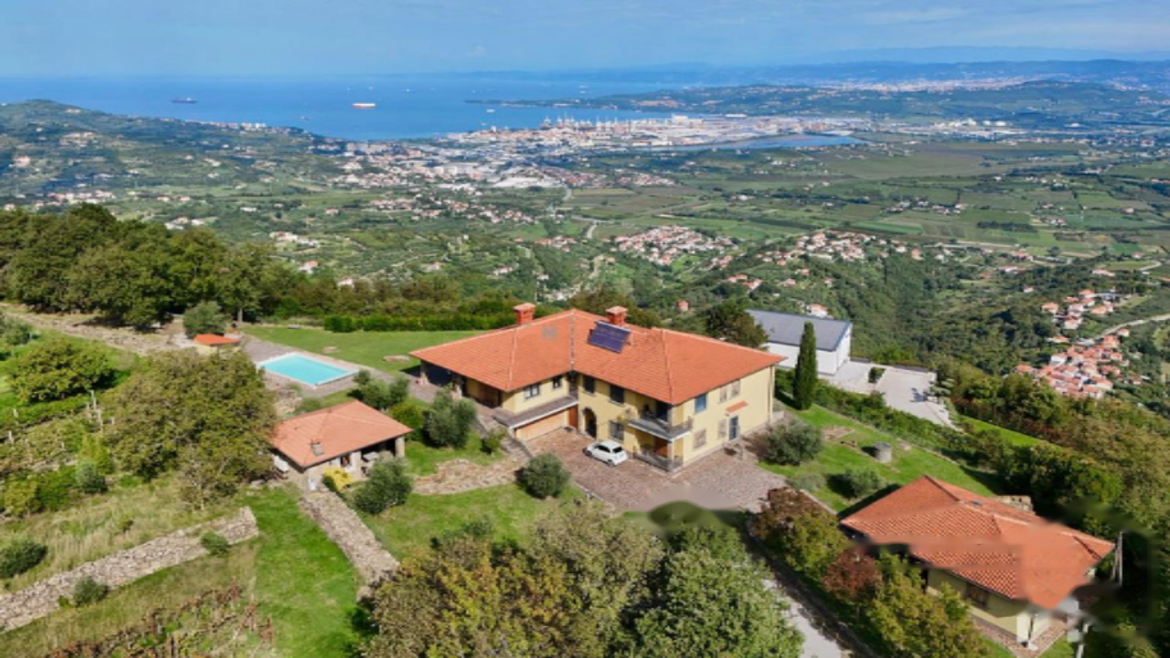 House in Koper, Slovenia, 556 m² - picture 1