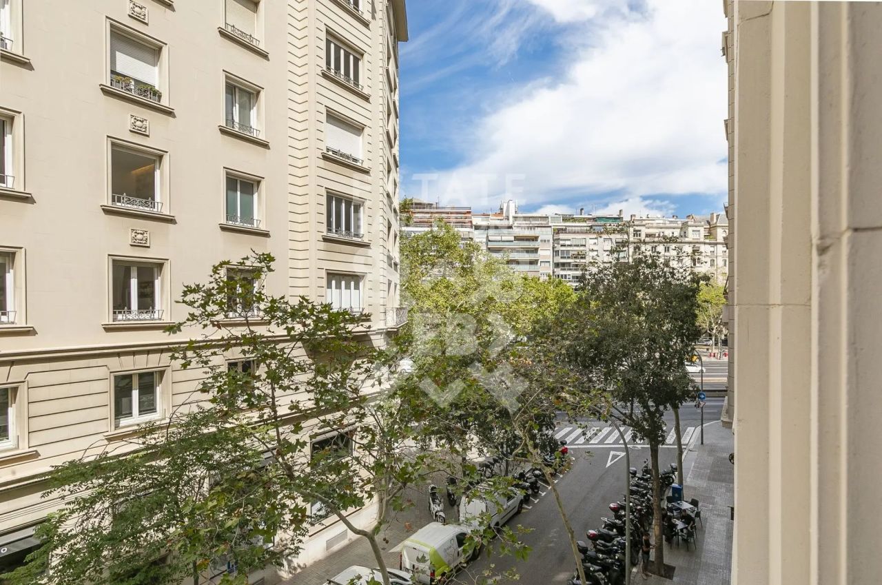 Flat in Barcelona, Spain, 152 m² - picture 2