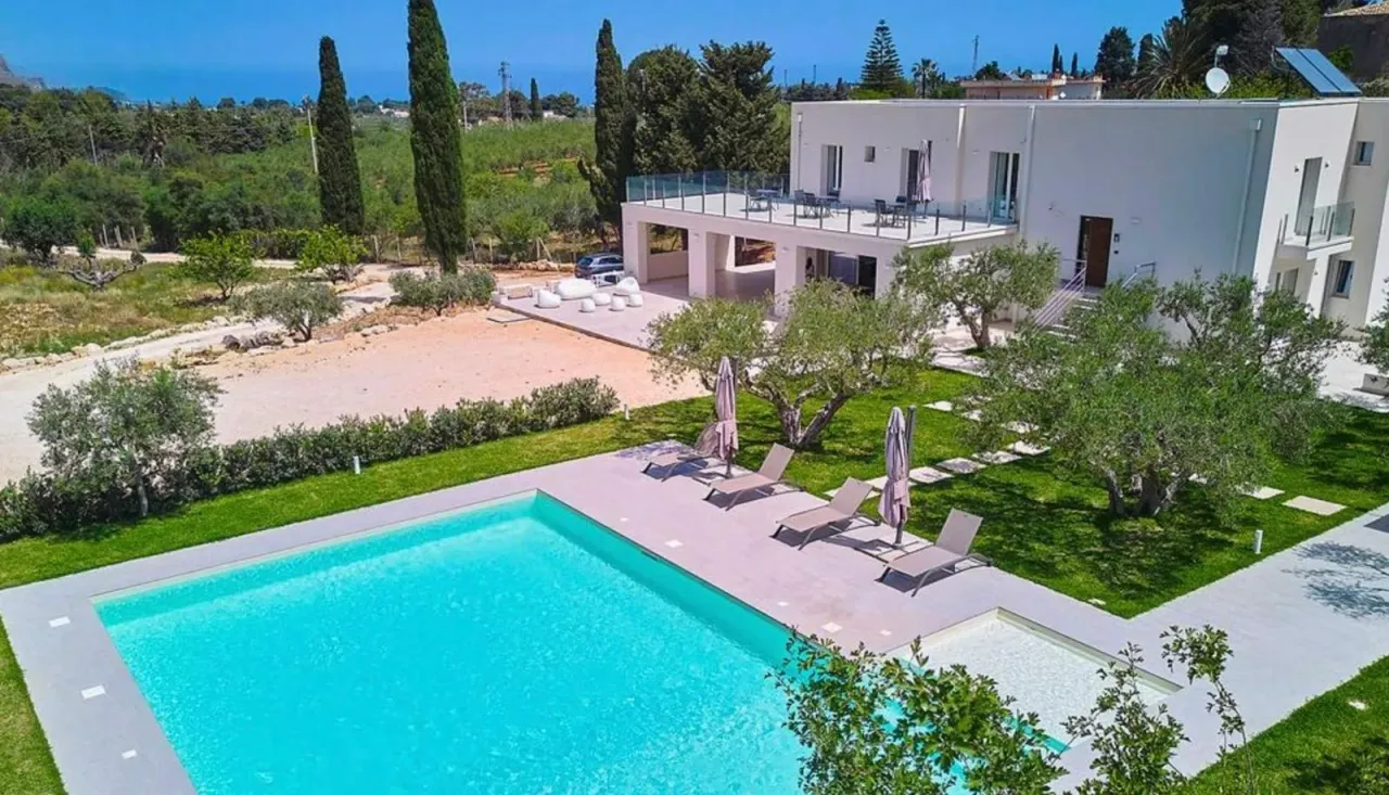 Villa in Castellammare del Golfo, Italy, 911 m² - picture 1