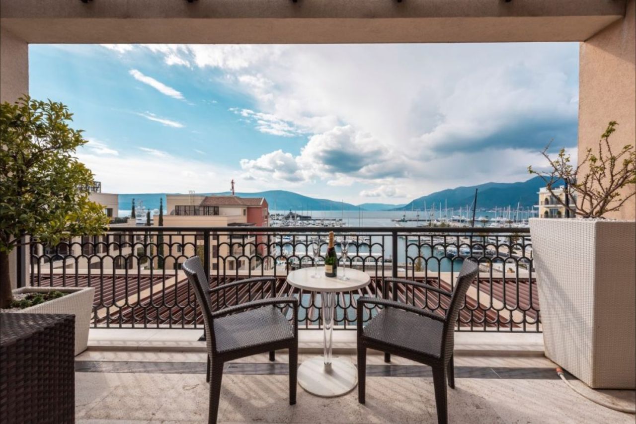 Appartement à Tivat, Monténégro, 258 m² - image 1