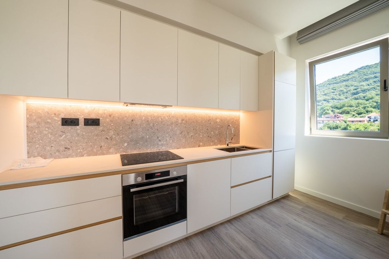 Flat in Tivat, Montenegro, 91 m² - picture 9