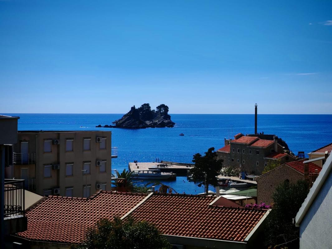 Flat in Petrovac, Montenegro, 85 m² - picture 1