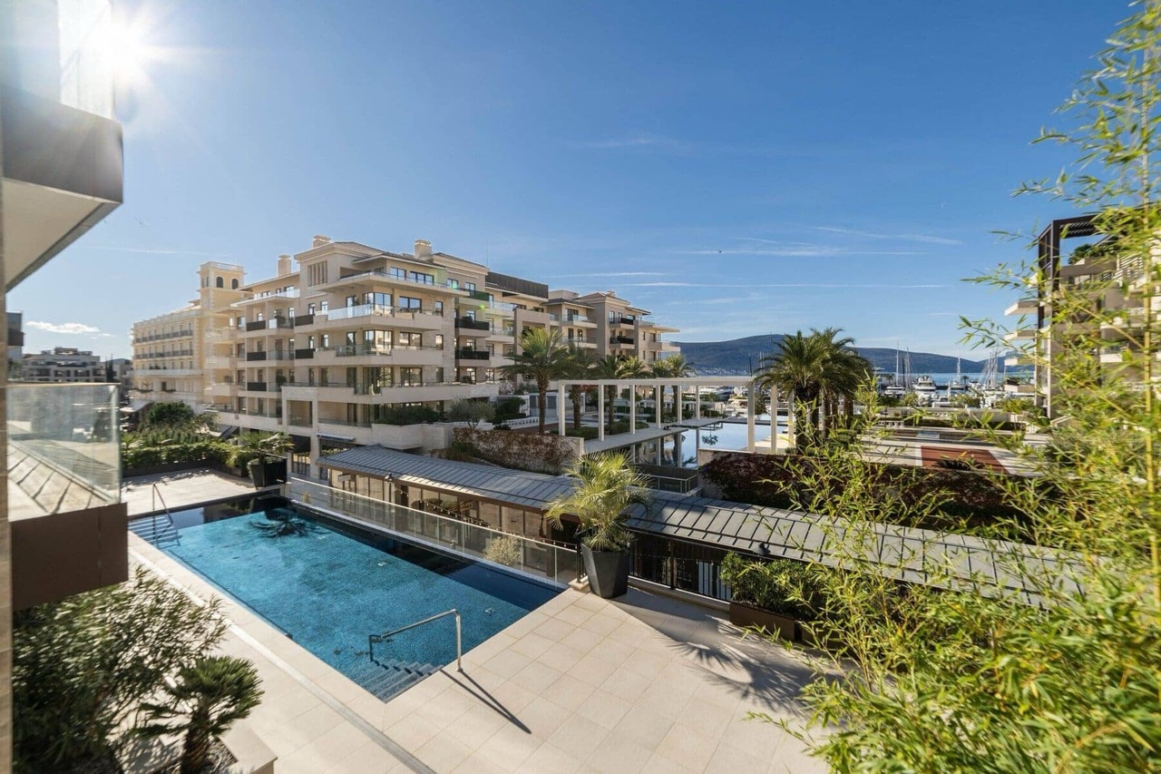 Appartamento a Tivat, Montenegro, 83 m² - foto 1