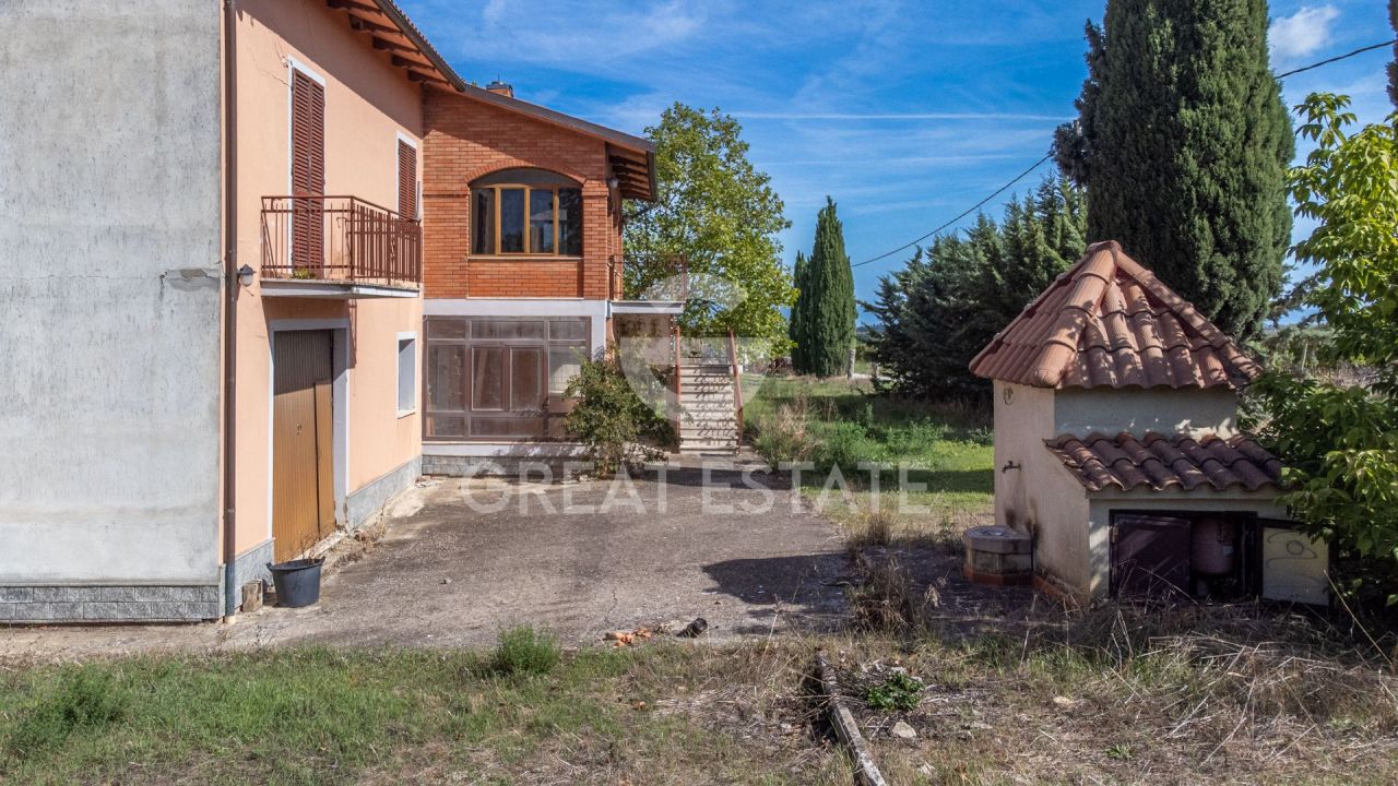 House in Castiglione del Lago, Italy, 468.8 m² - picture 5