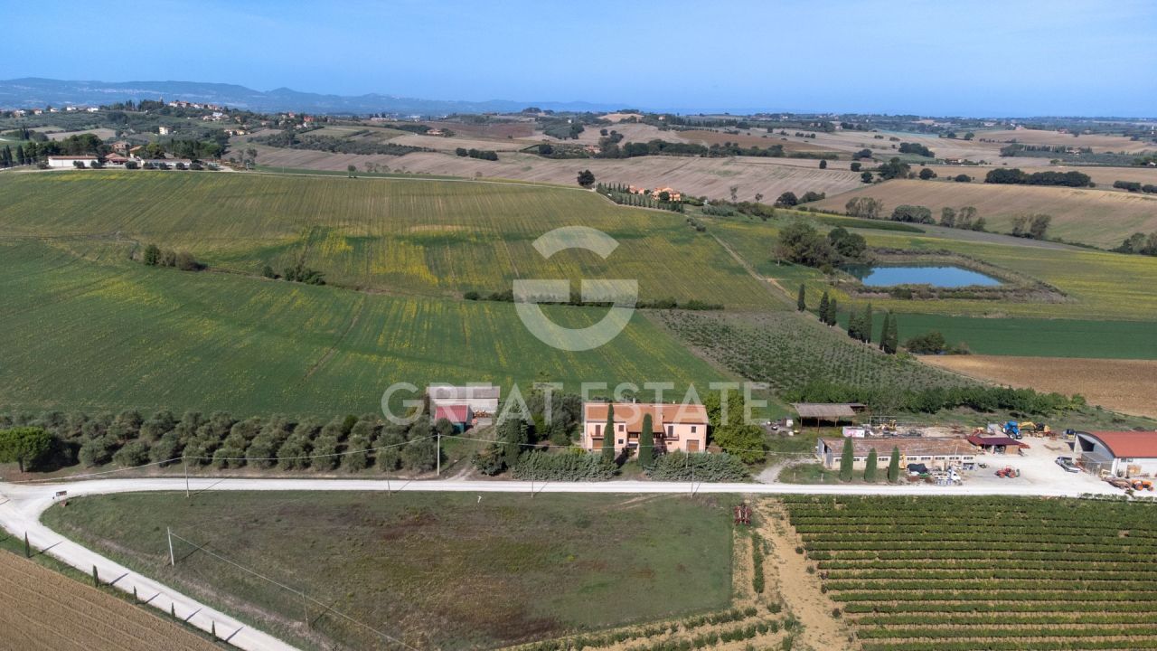 House in Castiglione del Lago, Italy, 468.8 m² - picture 6