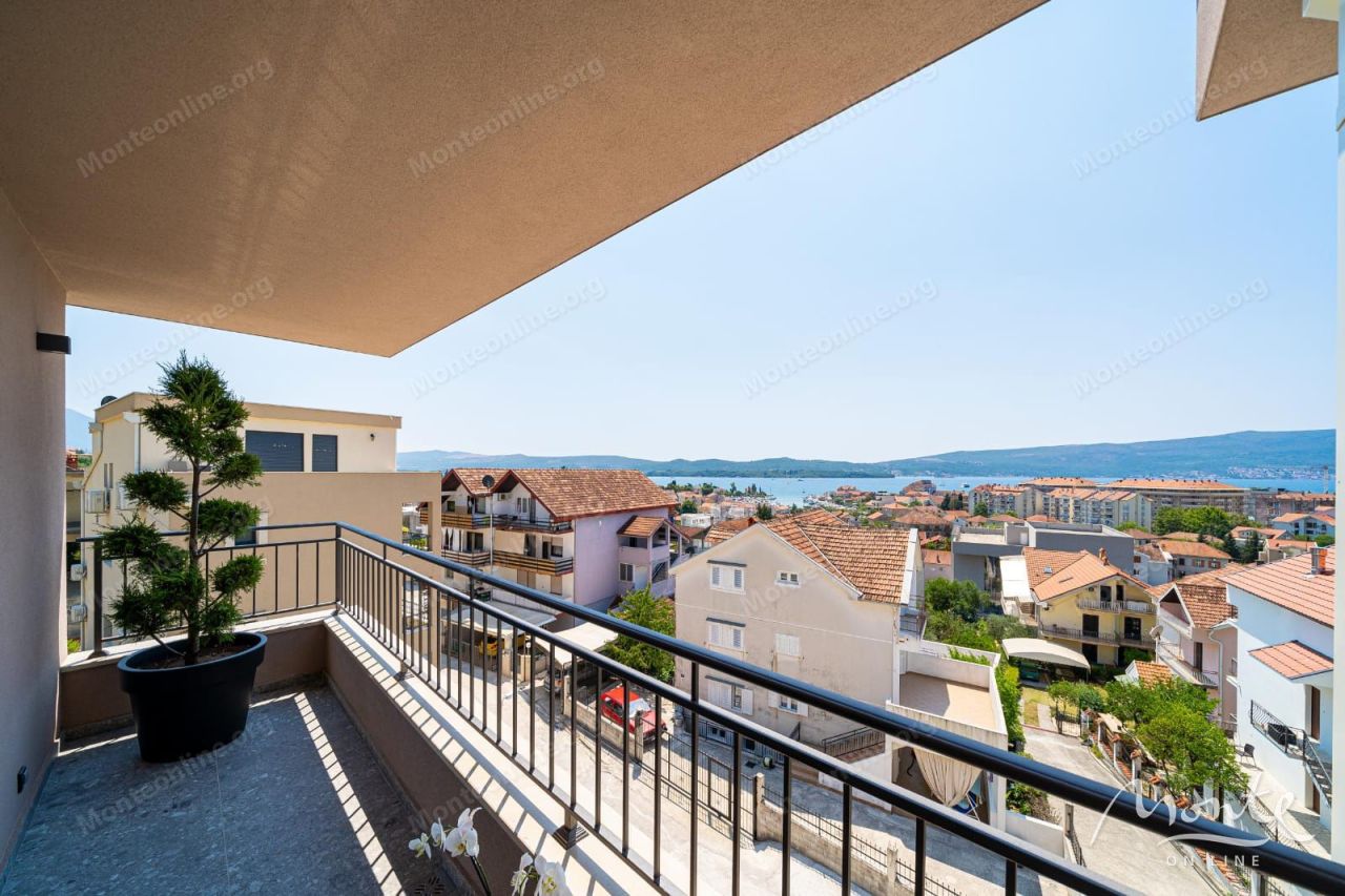 Appartement à Tivat, Monténégro, 78 m² - image 1