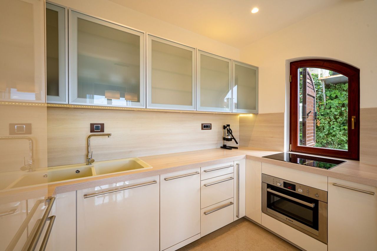 Flat in Petrovac, Montenegro, 86 m² - picture 11