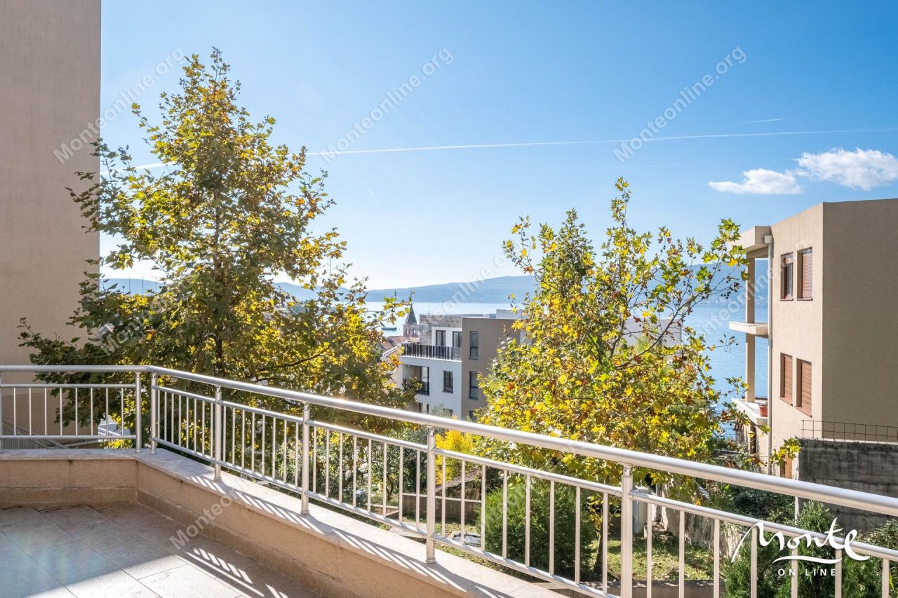 Appartement à Tivat, Monténégro, 66 m² - image 1