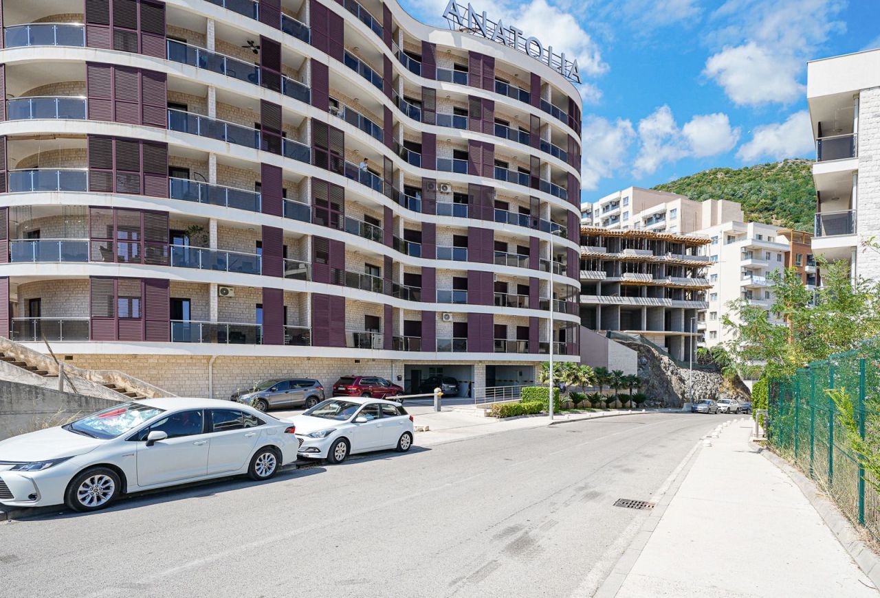Piso en Budva, Montenegro, 2 822 m² - imagen 1