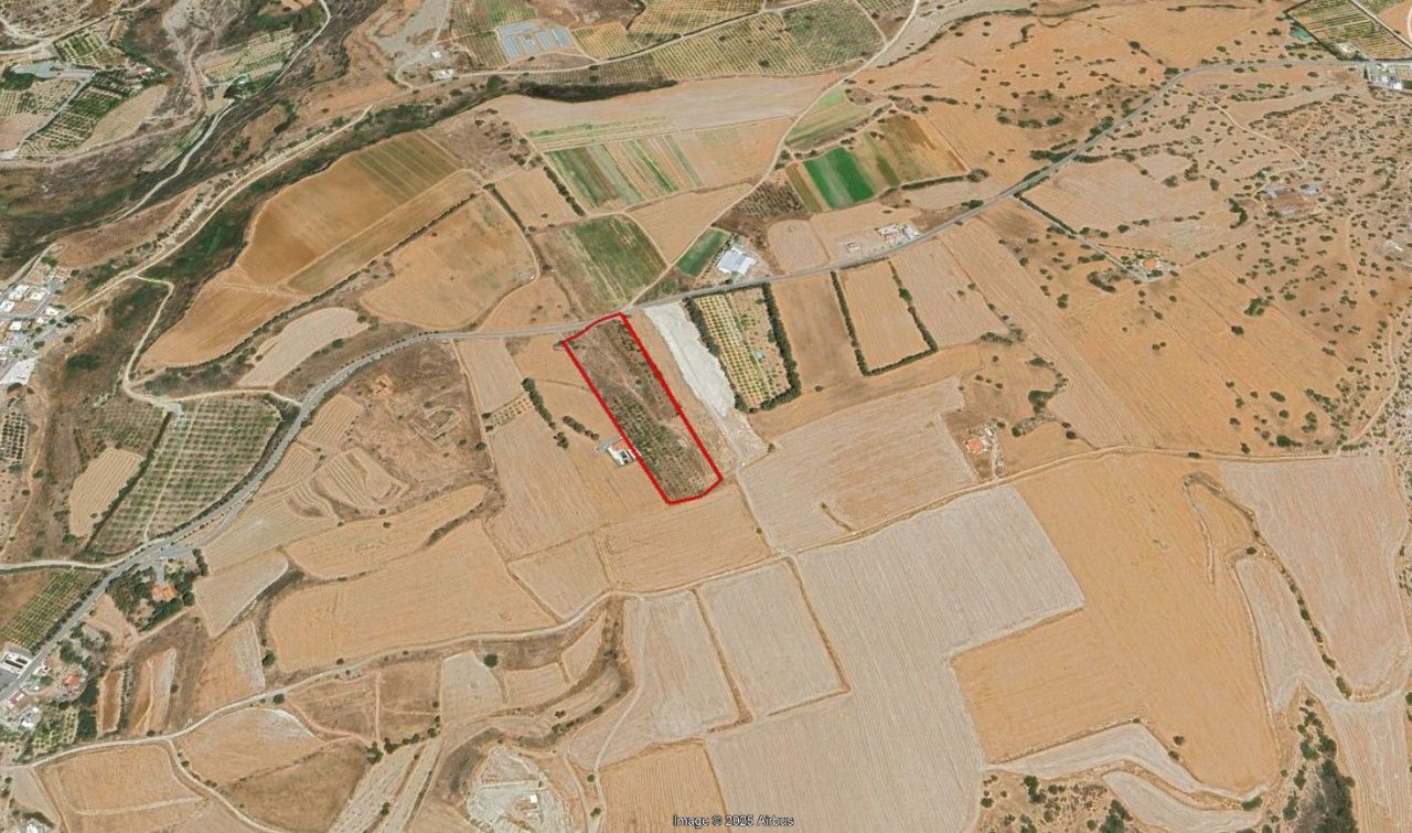 Land in Paphos, Cyprus, 19 566 m² - picture 1