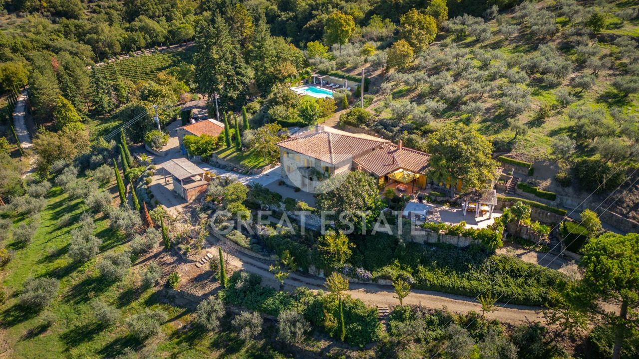 House in Castiglion Fiorentino, Italy, 413 m² - picture 1