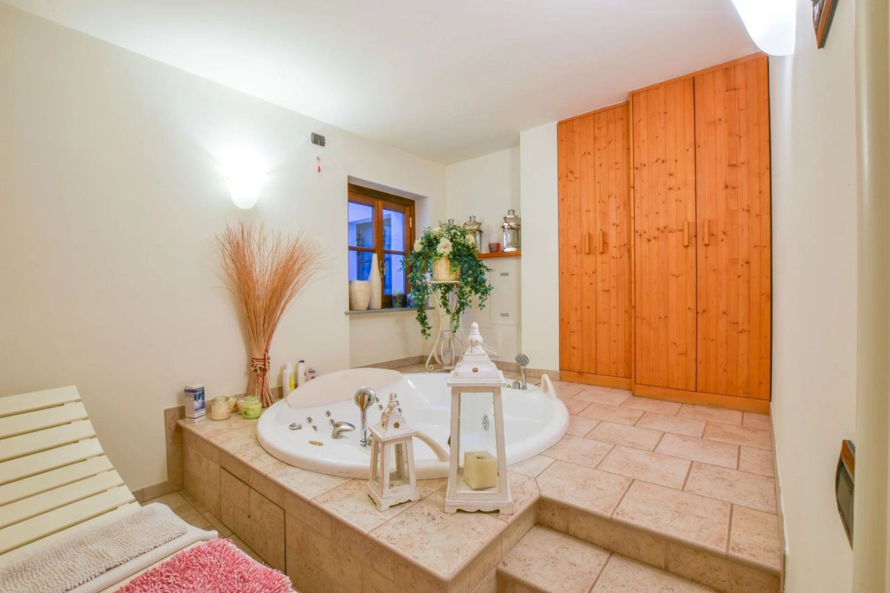 Villa in Gallarate, Italy, 550 m² - picture 15