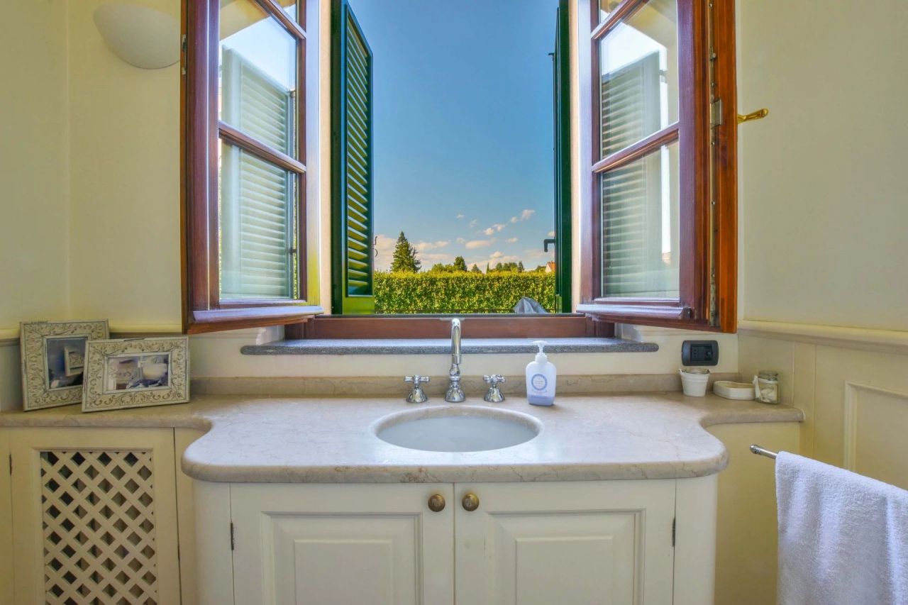 Villa in Gallarate, Italy, 550 m² - picture 11