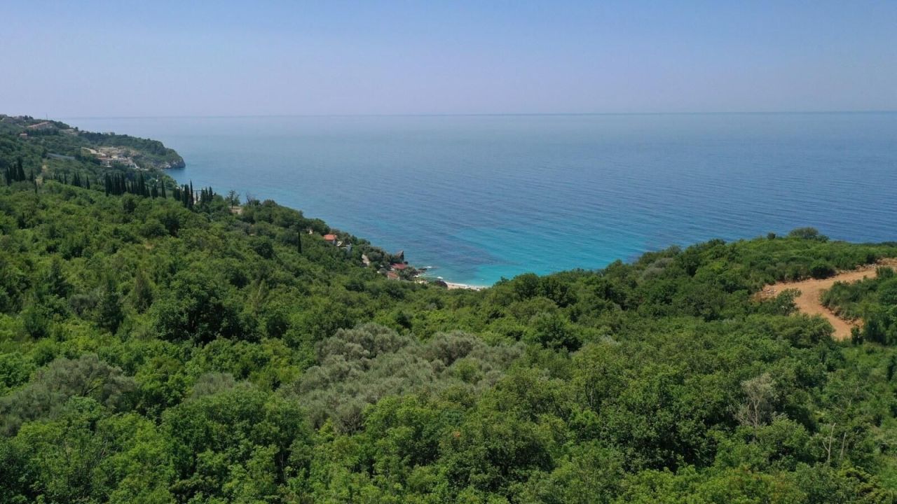 Land in Rezevici, Montenegro, 1 341 m² - picture 2