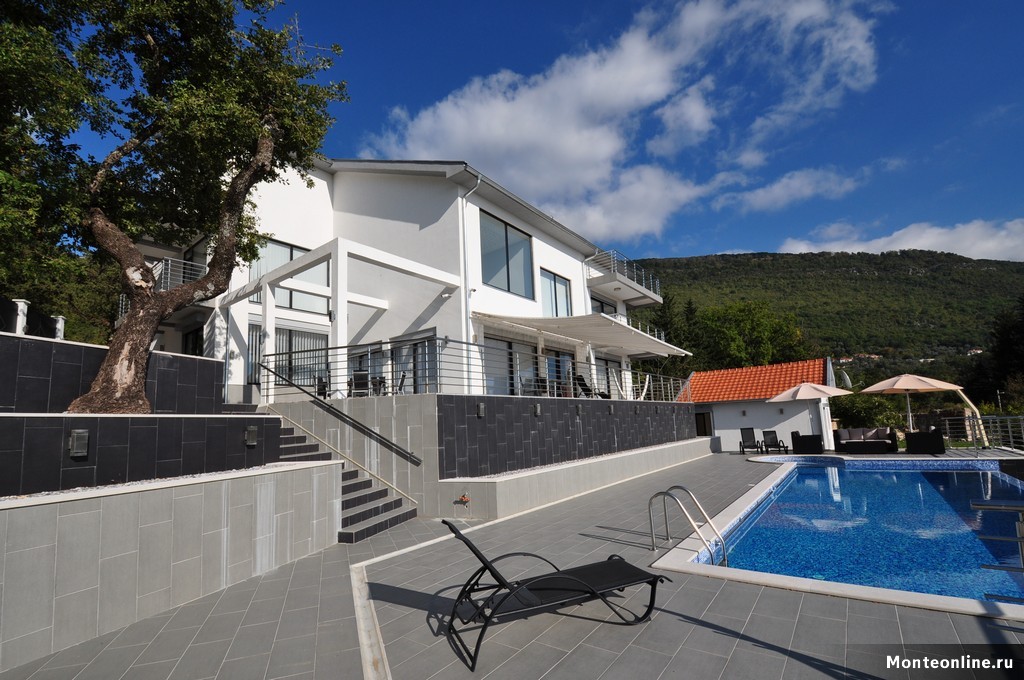 Villa en Tivat, Montenegro, 390 m² - imagen 1
