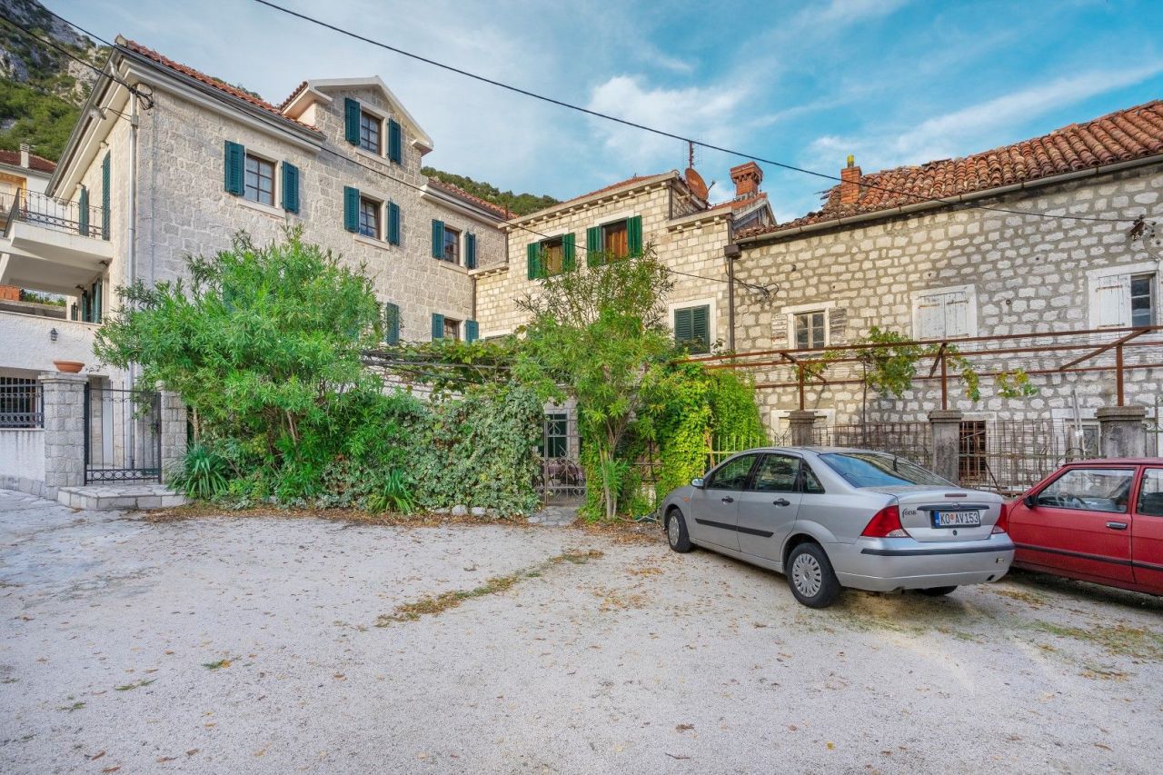 Villa a Kotor, Montenegro, 250 m² - foto 1