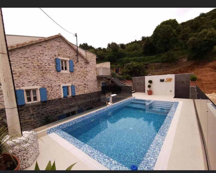 Villa a Tivat, Montenegro, 105 m² - foto 2