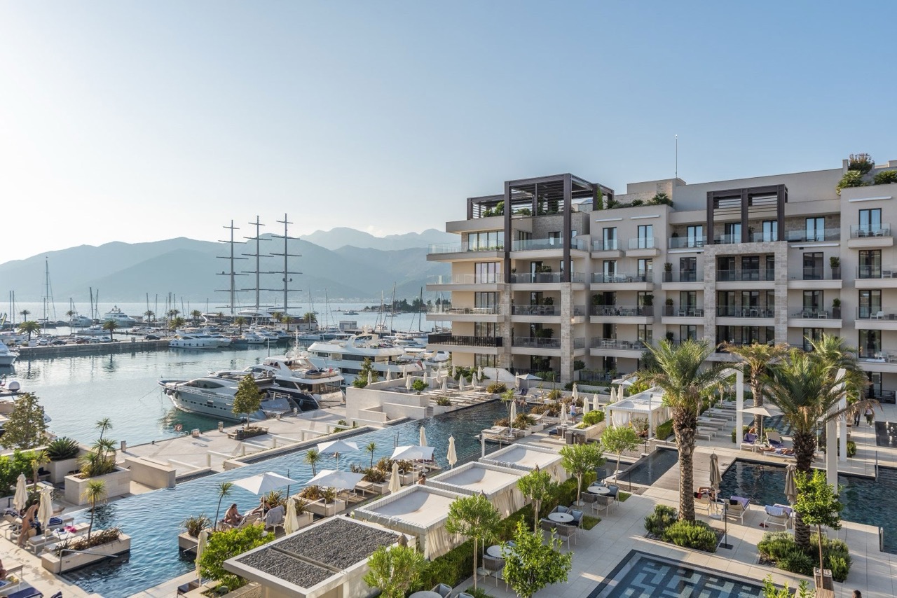 Piso en Tivat, Montenegro, 228 m² - imagen 1