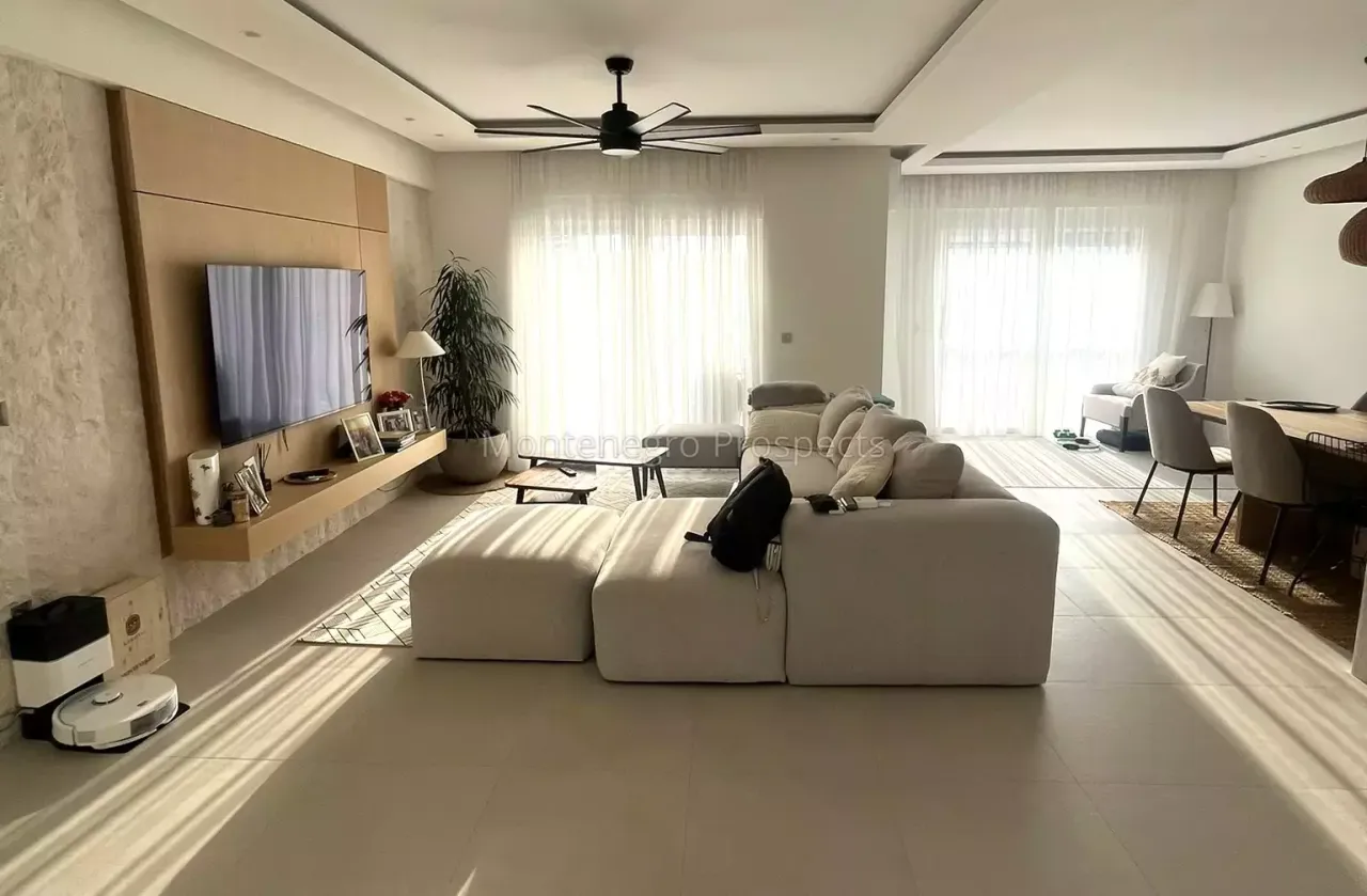 Appartement à Tivat, Monténégro, 122 m² - image 1