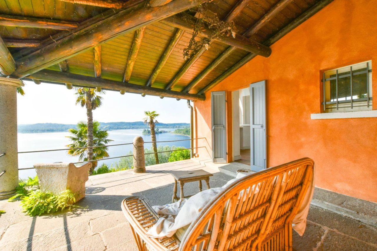 Villa in Varese, Italy, 525 m² - picture 1