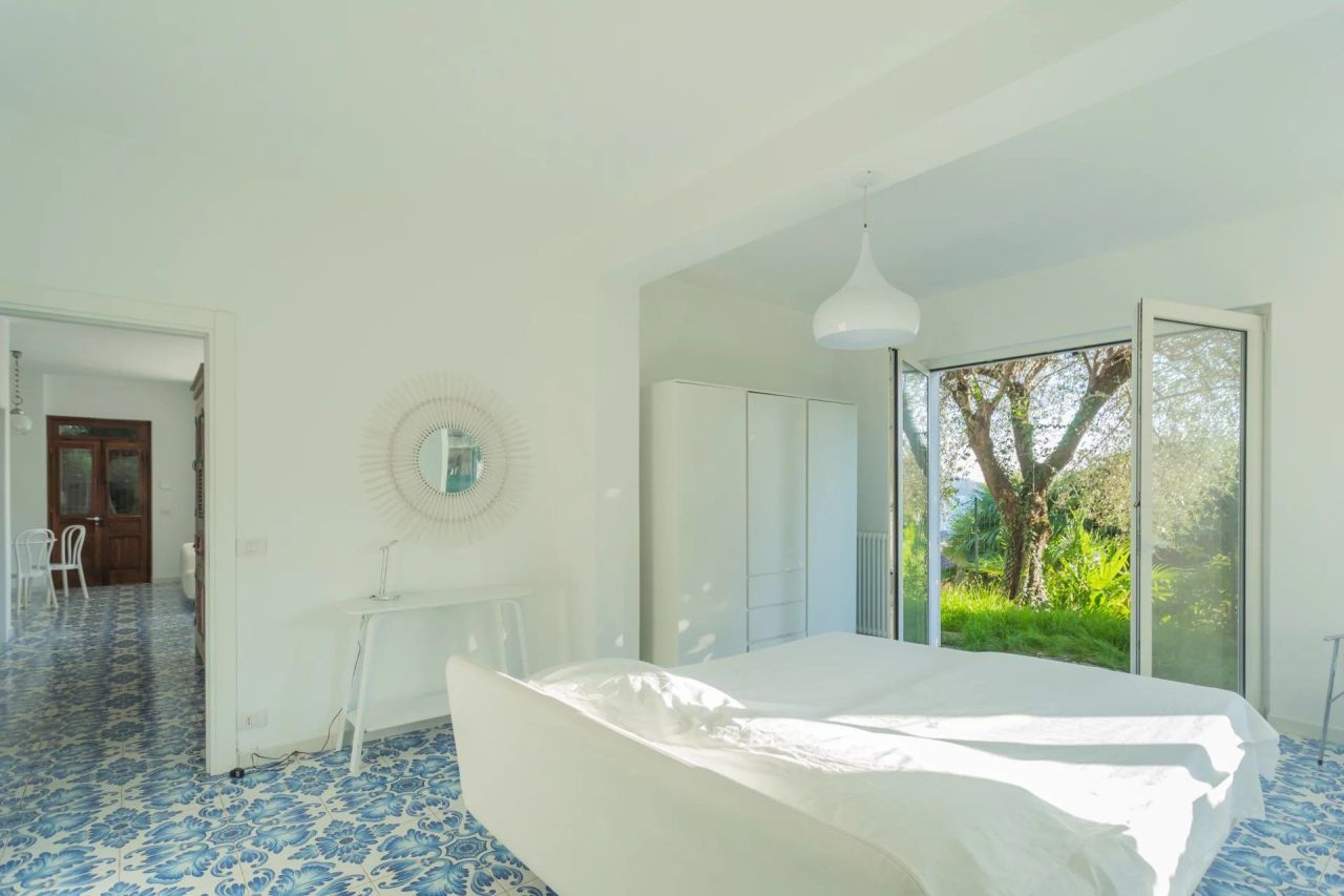 Villa por Lago de Orta, Italia, 450 m² - imagen 17