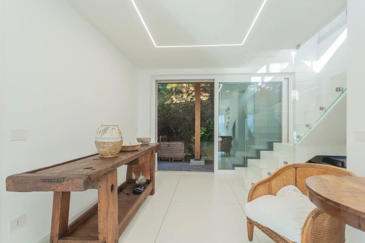 Villa por Lago de Orta, Italia, 450 m² - imagen 8