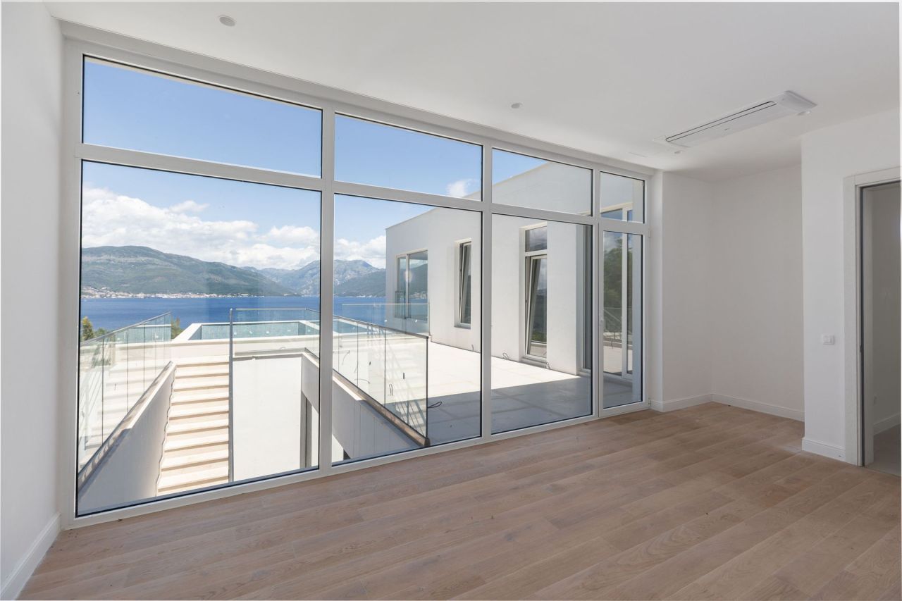 Villa à Tivat, Monténégro, 328 m² - image 1