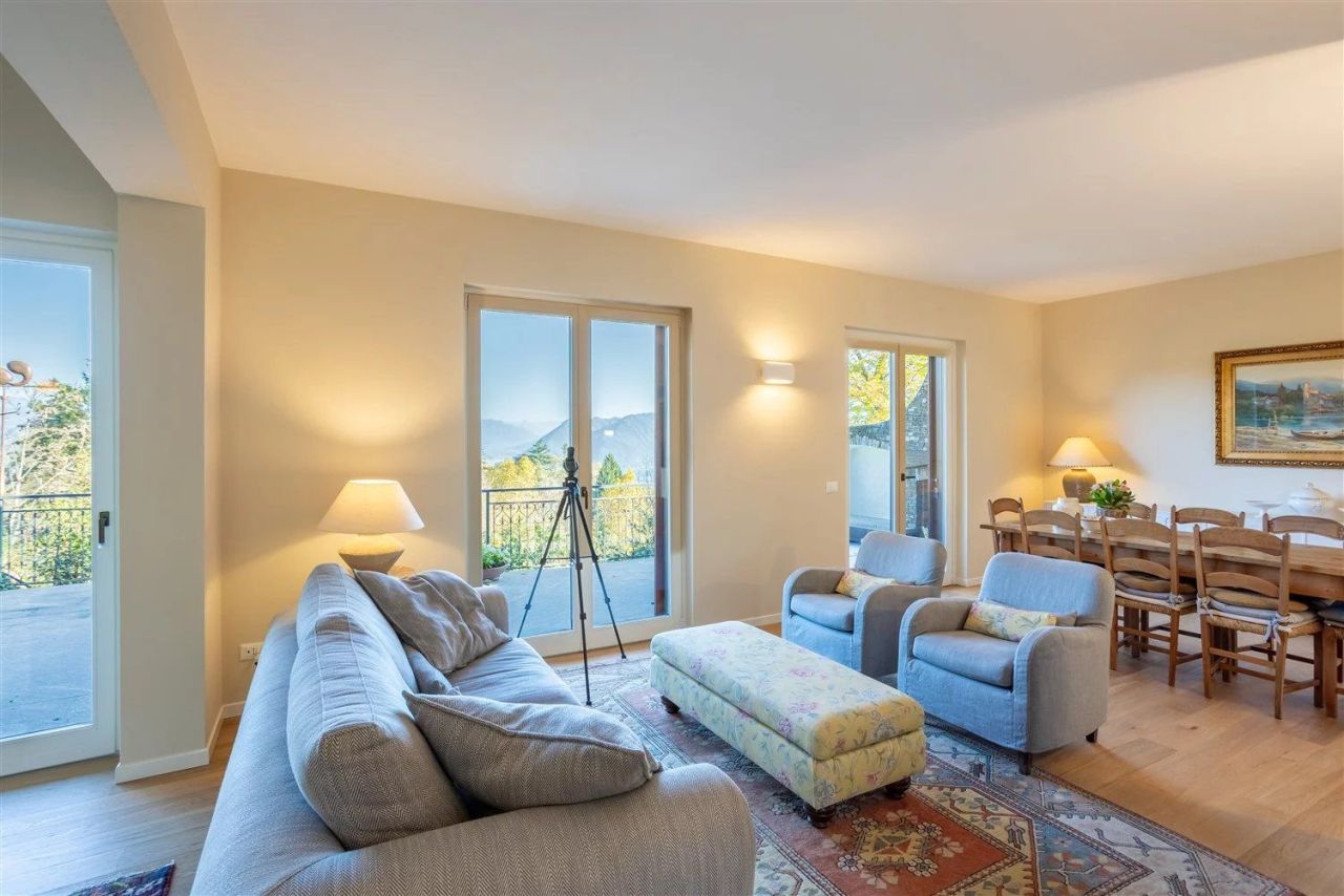 Villa à Stresa, Italie, 330 m² - image 1