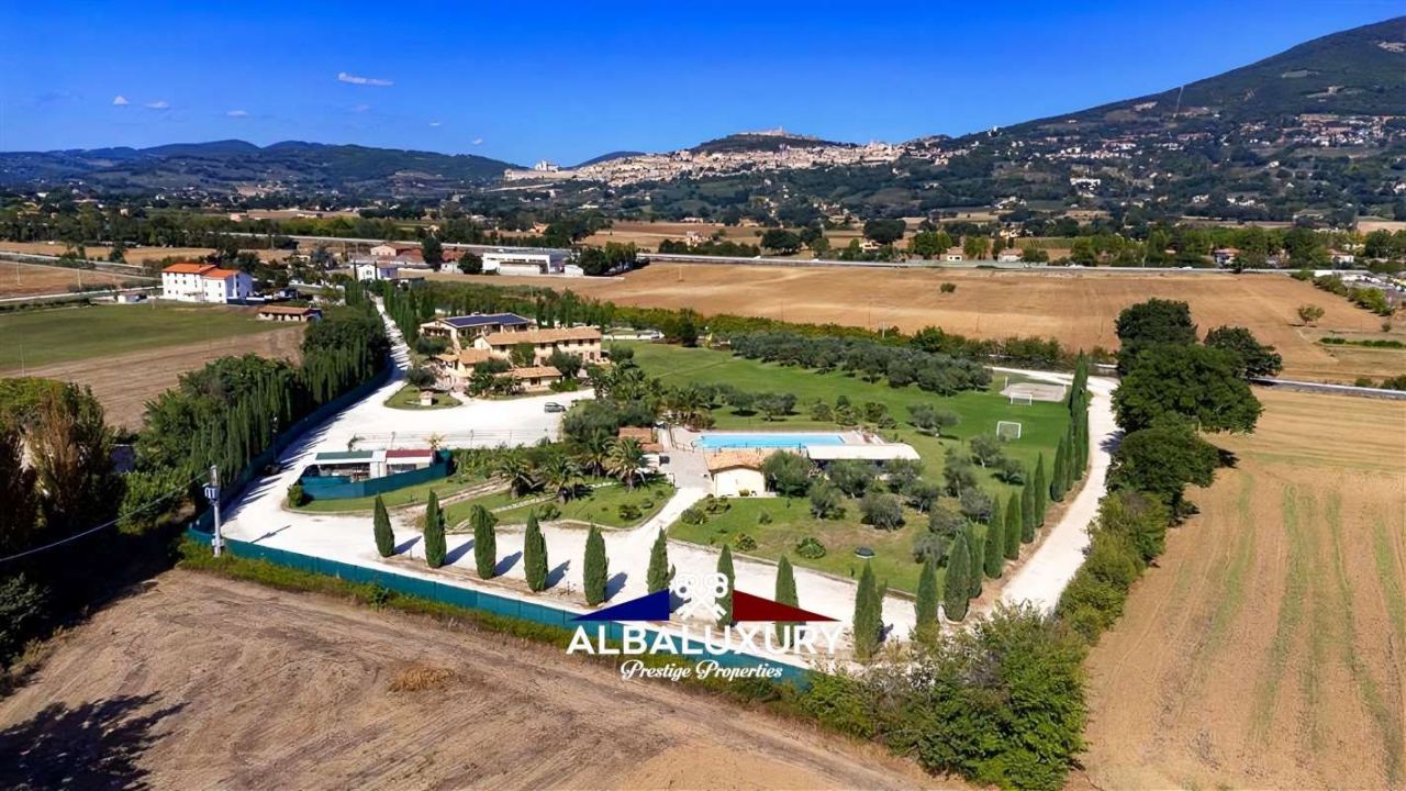 Villa in Assisi, Italy, 2 070 m² - picture 1