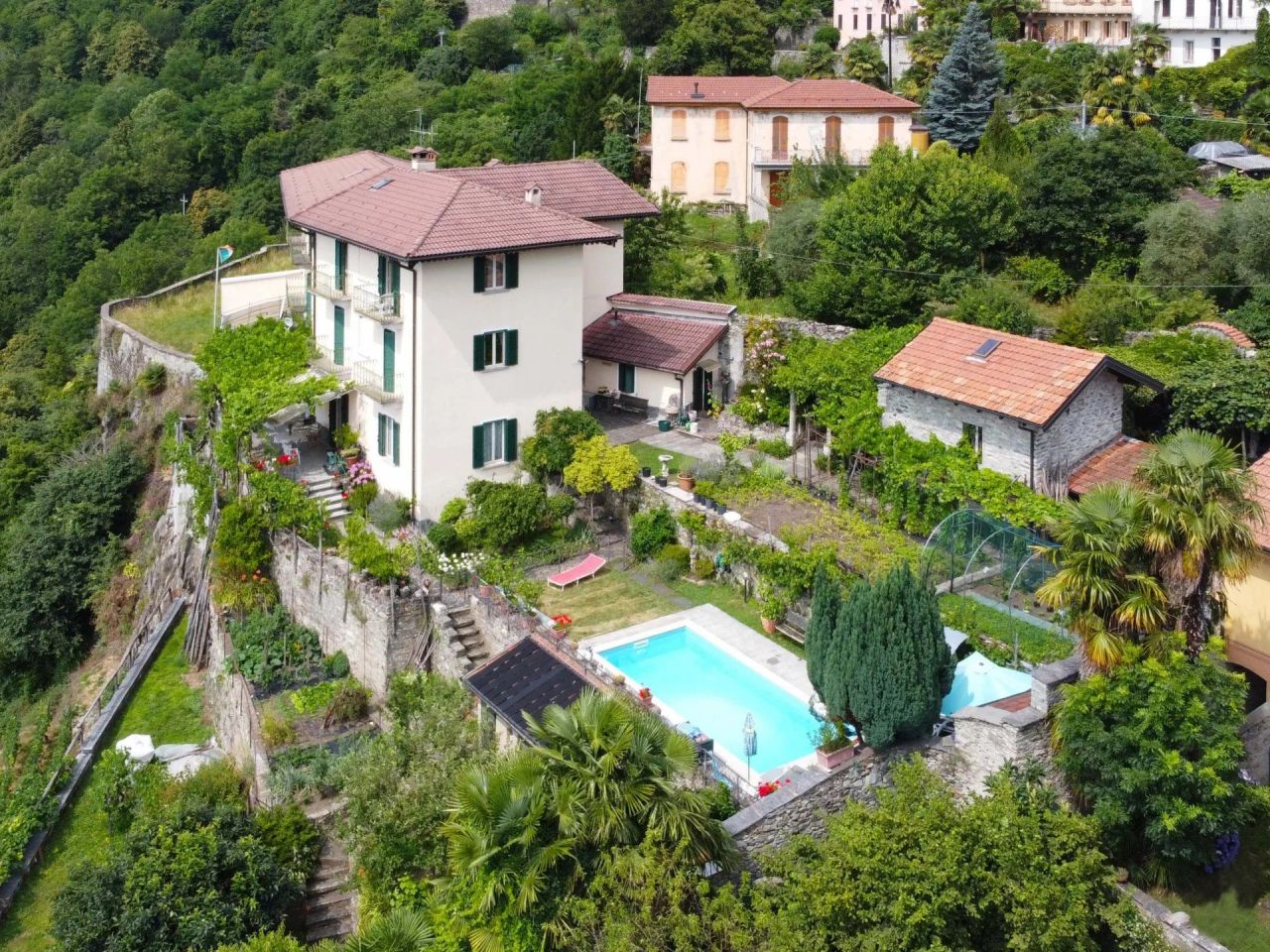 Villa en Cannero Riviera, Italia, 530 m² - imagen 1