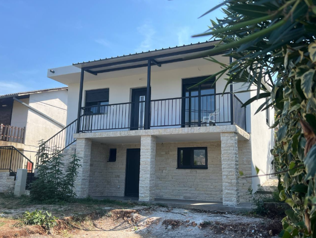 Haus in Utjeha, Montenegro, 105 m² - Foto 1