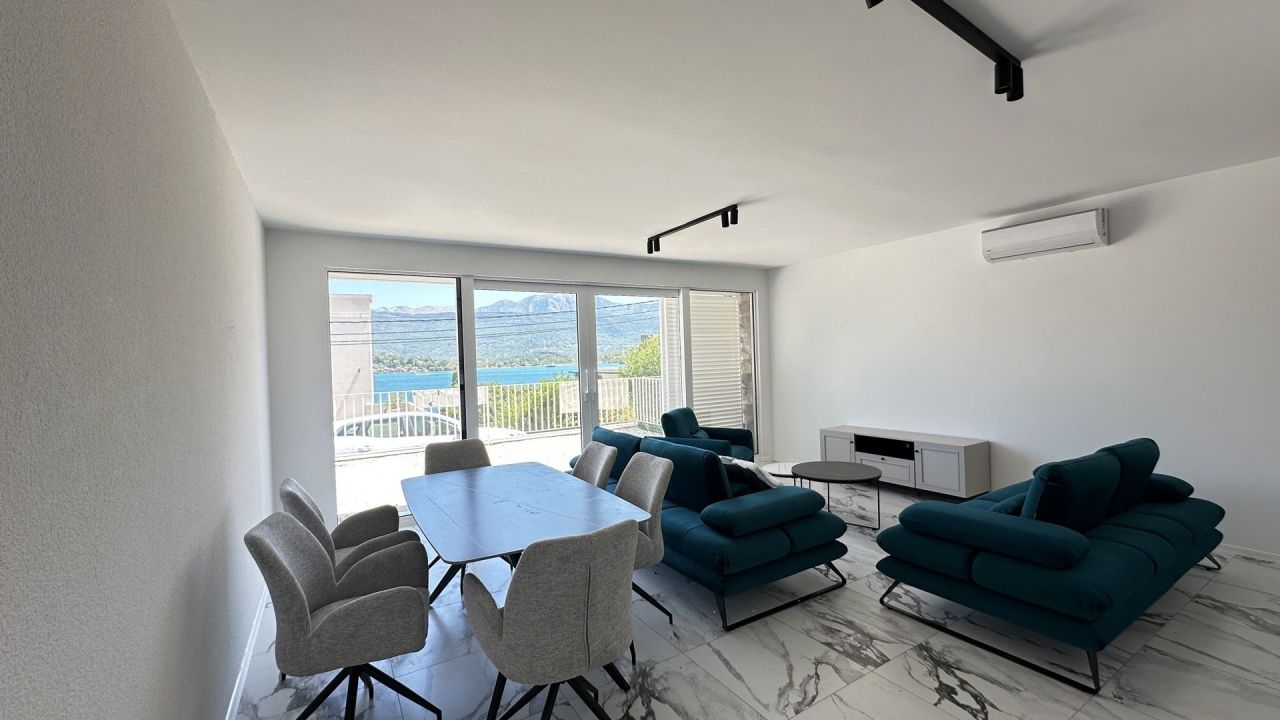 Piso en Đuraševići, Montenegro, 84 m² - imagen 1