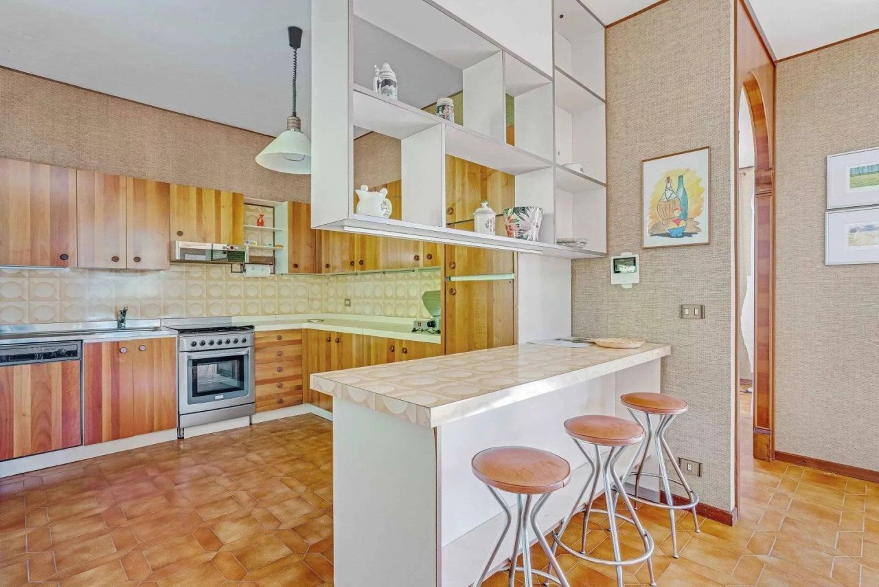 Villa in Lesa, Italy, 318 m² - picture 11