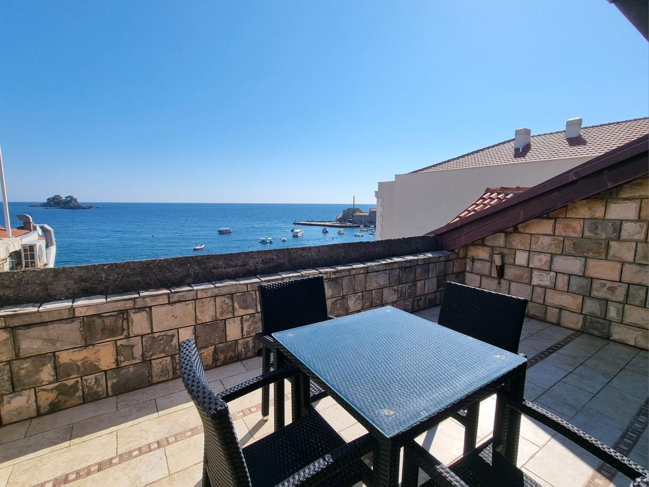 Appartamento a Petrovac, Montenegro, 100 m² - foto 1