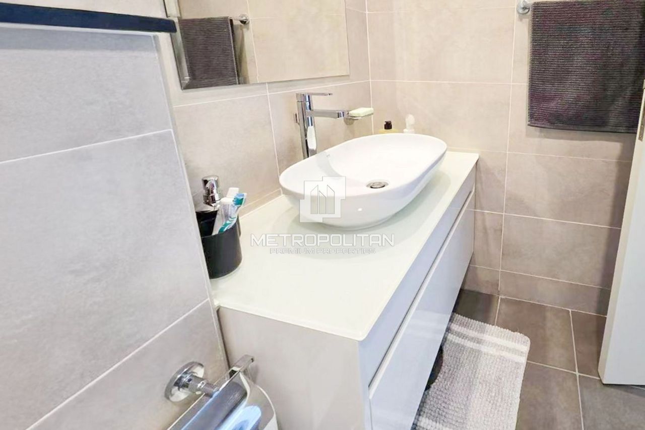 Apartment in Dubai, UAE, 38 m² - picture 8